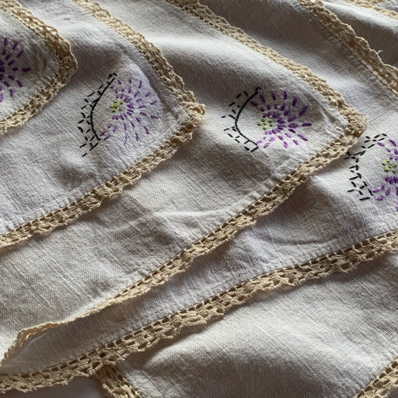 Elegant set of 6 hand embroidered natural linen cloth napkins with crochet edge - Picture 2 of 7